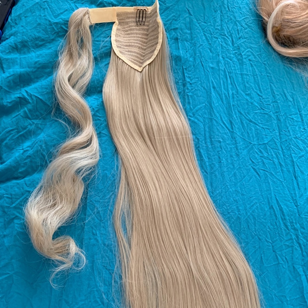 Ash blonde pony extension